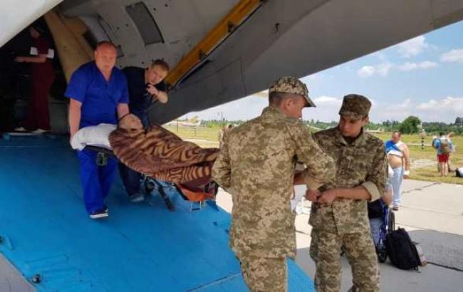 Потрібна допомога: до Одеси прибув борт з пораненими бійцями ВСУ (фото)