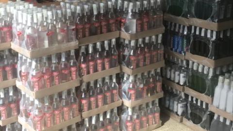 На Буковині викрили підпільний цех, у якому підробляли горілку відомих марок