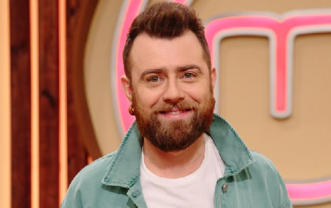 Судья МастерШеф поделился оригинальным рецептом малосольных огурцов