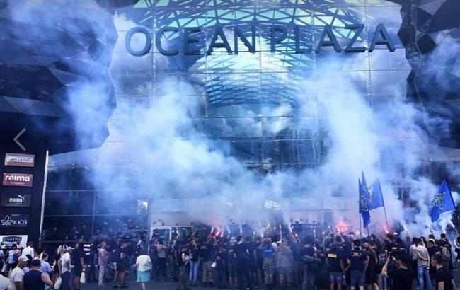 Бізнес на крові: київський ТРЦ пікетували активісти