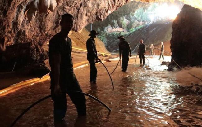Батьки дітей. замкнених у печері в Таїланді, погодилися на їх евакуацію