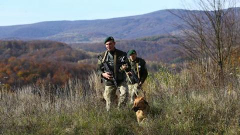 На Закарпатье пограничники задержали 13 нелегальных мигрантов из Вьетнама