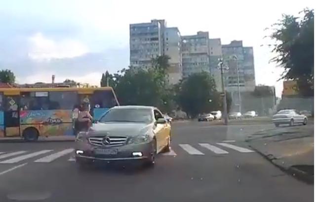 "Жах": в Одесі іномарка збила пішохода і зникла (відео)