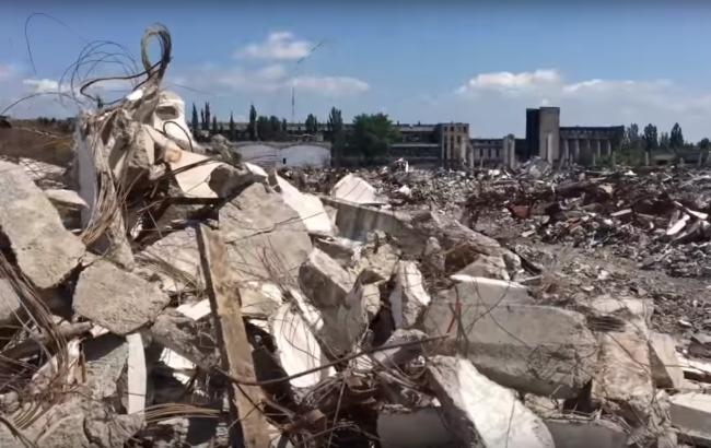 "Може обвалитися в будь-який момент": журналіст показав стан одного з міст Луганської області (відео)