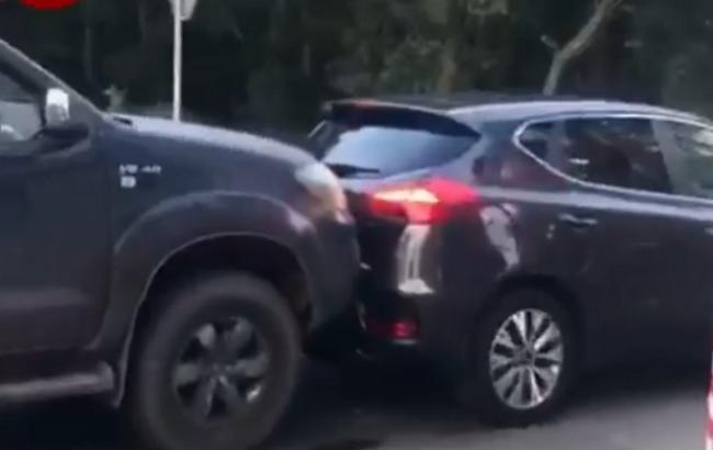 В Киеве водитель "подвинул" авто, которое не давало проехать: пострадавший рассказал об инциденте (видео)