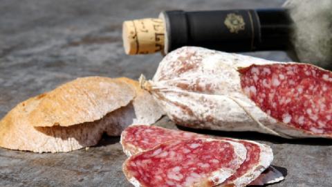 Ученые выяснили, как колбаса влияет на психическое здоровье и сон людей