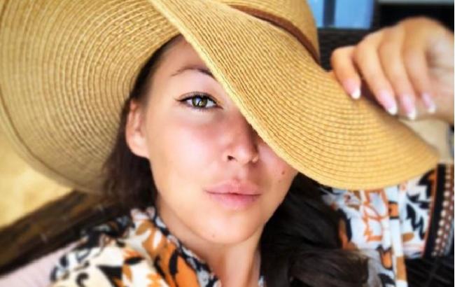 "Шикарна": відома російська співачка порадувала шанувальників розкішними формами в купальнику