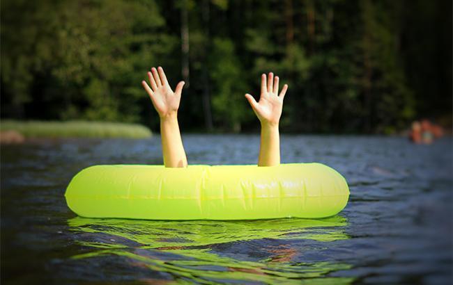 У Києві в озері потонув чоловік