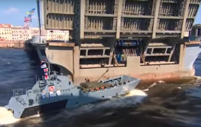 Конфуз на російському військовому параді: катер ВМФ врізався в міст (відео)