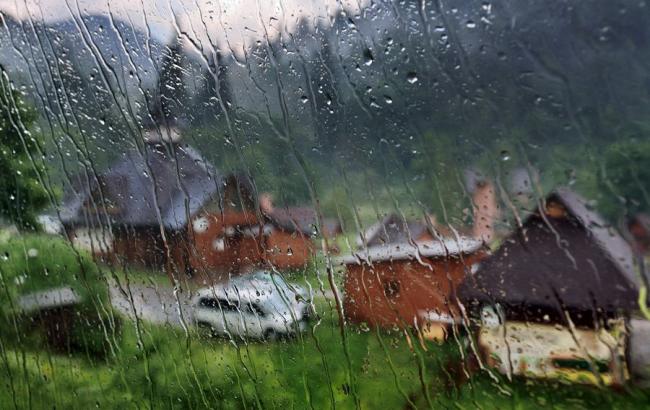 Синоптики попереджають про грози і град на західній Україні