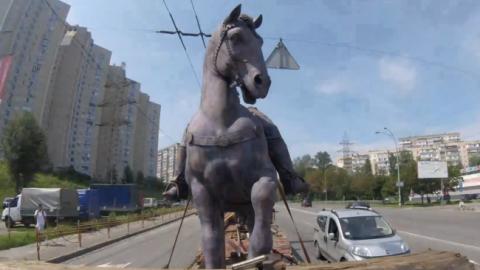 В Киеве появился бронзовый Илья Муромец с лицом украинского силача (видео)