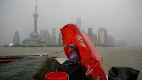 На Шанхай обрушился мощный тайфун "Джондари", эвакуировали более 130 тыс. человек