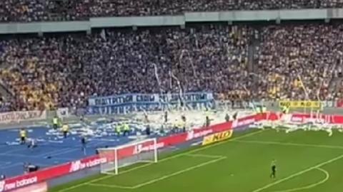 В знак протеста фаны "Динамо" вывесили провокационный баннер и забросали поле туалетной бумагой (видео)