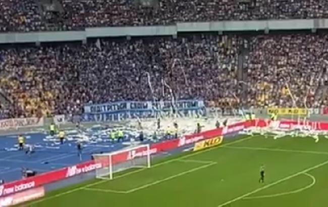 В знак протеста фаны "Динамо" вывесили провокационный баннер и забросали поле туалетной бумагой (видео)
