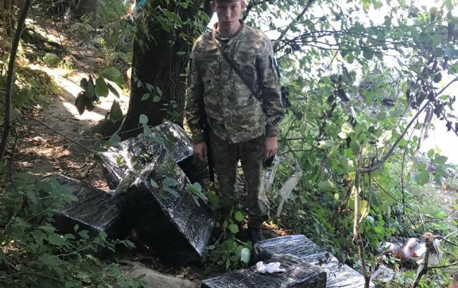 На Закарпатті прикордонники завадили переміщенню більше 2 тис. пачок сигарет