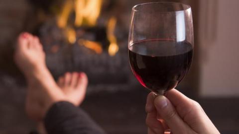 Убивает раковые клетки: ученые назвали алкоголь, спасающий от онкологии