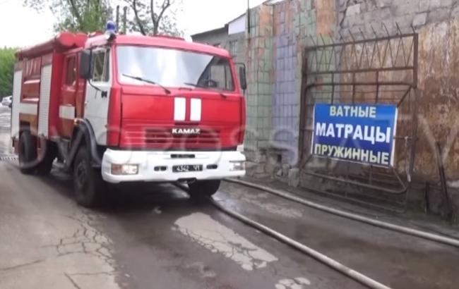 Ватные матрацы в Донецке тушат пожарные машины из РФ