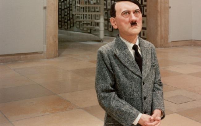 "Воплощение зла": Скандальную скульптуру Гитлера хотят привезти в Киев