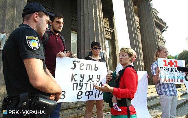 Активисты устроили протест против участия Марченко в проекте "Танці з зірками" (фоторепортаж)