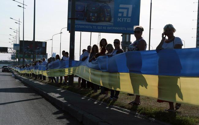 В Киеве развернули самый длинный украинский флаг