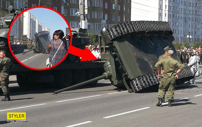 "Празднуют День Независимости Украины": в России на параде перевернулся танк (видео)