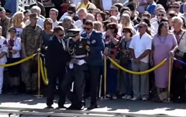 У Києві на параді військовий втратив свідомість під час промови Порошенка (відео)