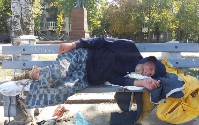 Необхідна допомога: у центрі Миколаєва вмирає чоловік