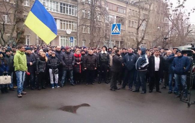 В Киеве неаттестованные правоохранители проводят митинг у здания МВД