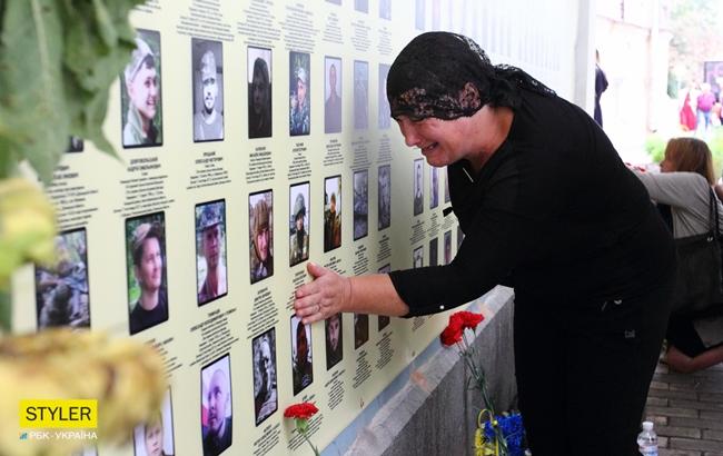Годовщина Иловайского котла: украинцы почтили память погибших воинов (фоторепортаж)