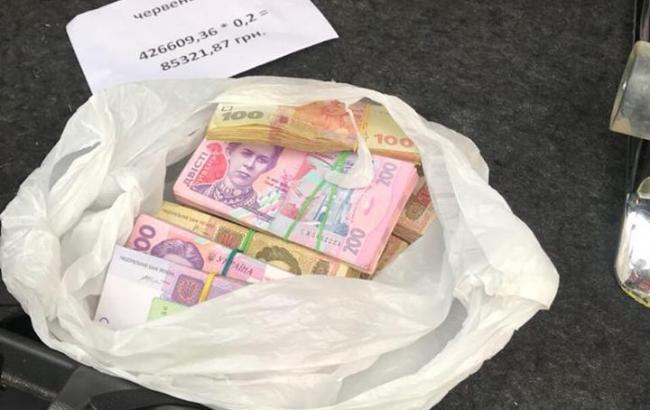 Двох працівників аеропорту "Бориспіль" викрили на одержанні хабара