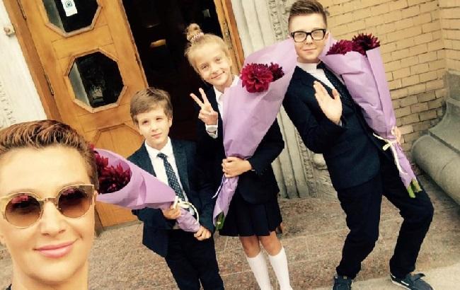 "Які славні": Сніжана Єгорова опублікувала фото зі своїми дітьми на шкільній лінійці