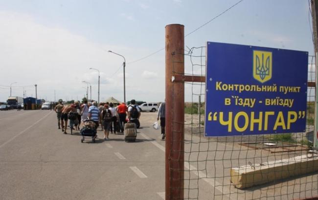 На адмінкордоні з Кримом окупанти створюють черги і посилюють пости військовими