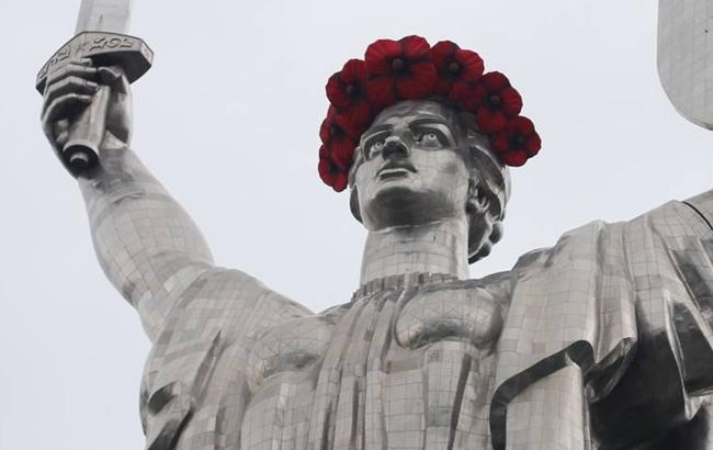 "Родина-мать" в Киеве "надела" маковый венок ко Дню памяти и примирения