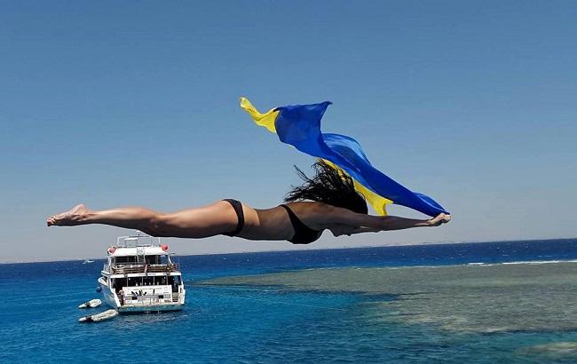 Девушка-волонтер покорила соцсети фото прыжка с флагом Украины