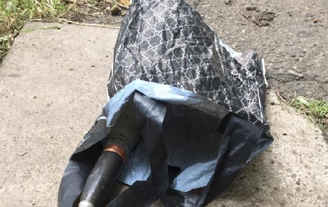 Скрывал следы преступления: в Одессе мужчина выбросил боевой снаряд в окно