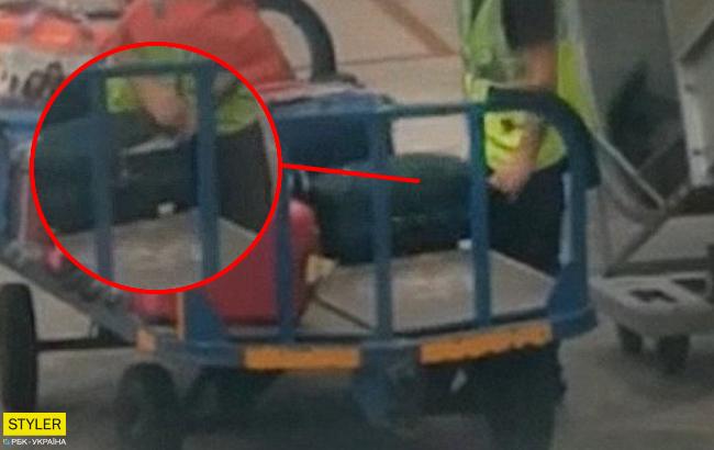 Вскрывал чемоданы под видом работника: появилось видео, как воруют вещи в аэропорту