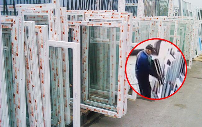 В Черновцах пенсионер неожиданно украл пластиковое окно из магазина (видео)