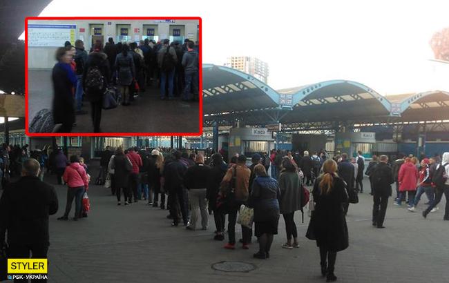 "Наверху в пассажирке засели откровенные м*даки": в Киеве на вокзале работает только треть касс