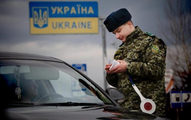 Житель Донецка вез на оккупированную территорию почти 240 тысяч гривен