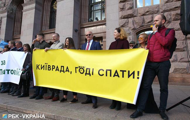 Під КМДА проходить акція проти забудови Поштової площі та Осокорків