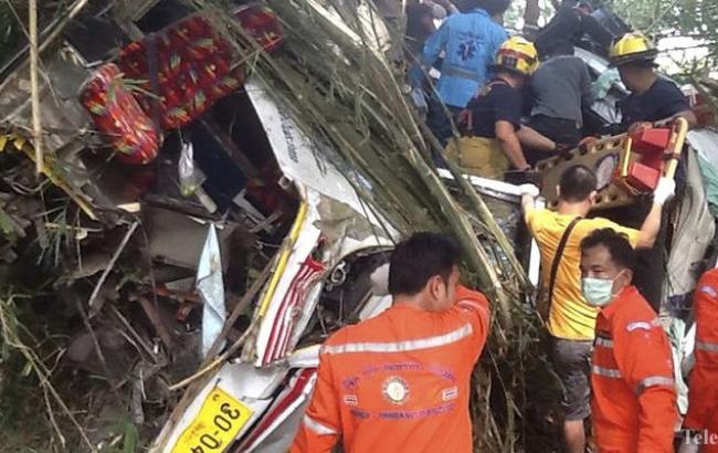 В Таїланді автобус із туристами потрапив у ДТП, є жертви