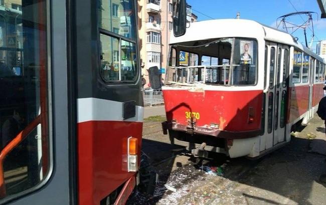 В Харькове трамвайные "гонки" закончились аварией, есть пострадавшие (фото)
