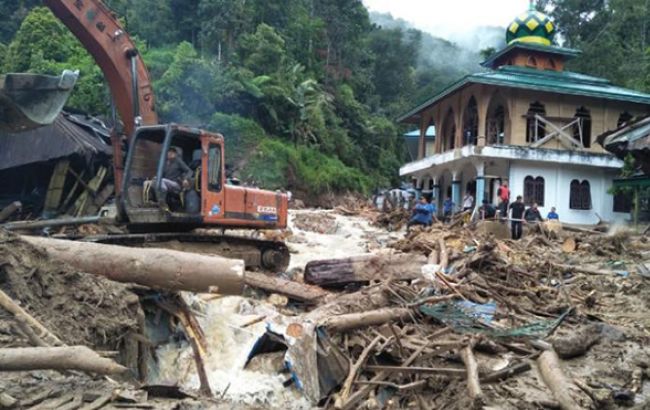 В Индонезии из-за обрушения школы погибли 20 человек