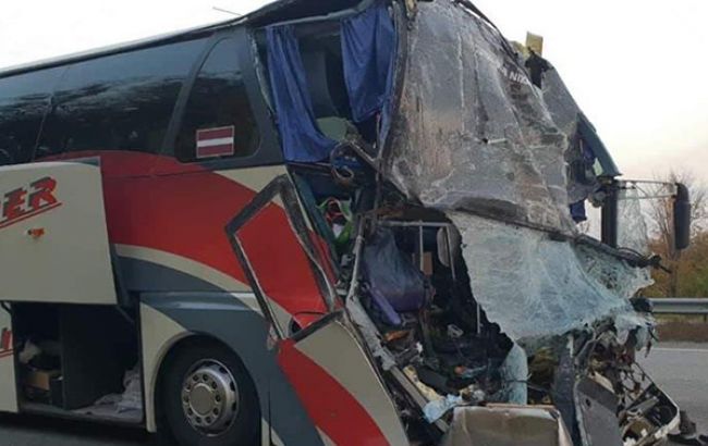 В Киевской области автобус с актерами "Дизель шоу" столкнулся с грузовиком, есть погибшие