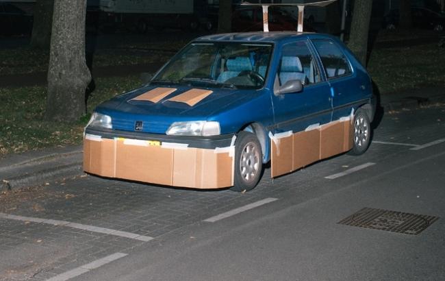 Житель Амстердама "тюнингует" случайно выбранные авто картоном