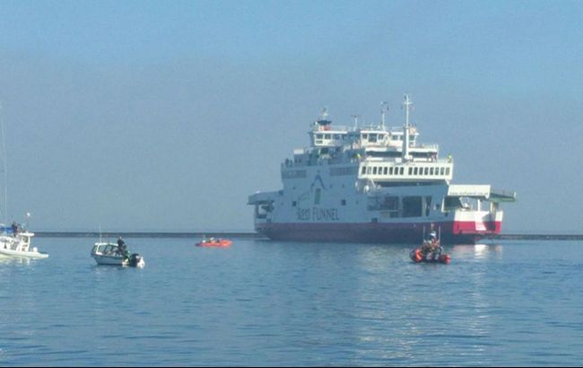 Неподалік від британського острова пором сів на мілину