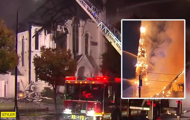 Марно намагалися врятувати: блискавка знищила 150-річну церкву (відео)