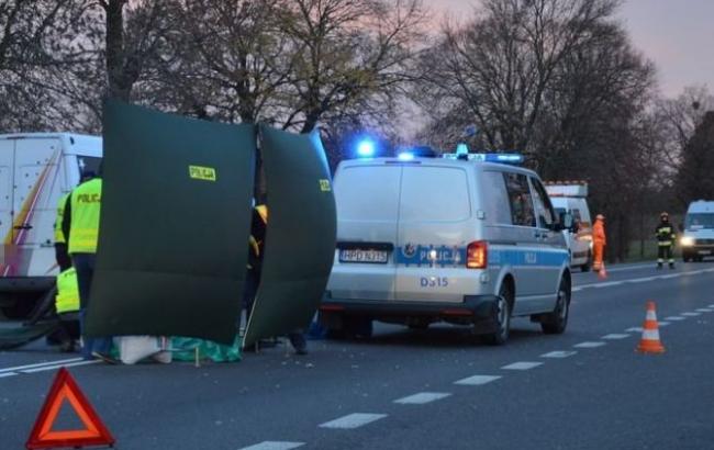 У Польщі вантажівка на смерть збила українця