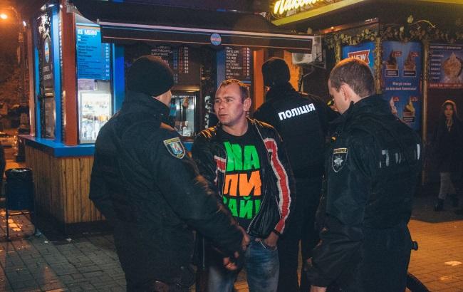 В центре Киева пьяный мужчина сначала подрался, а затем покусал людей (видео)