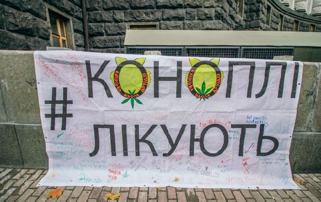 "Конопляний марш свободи": у Києві на акцію в підтримку легалізації канабісу вийшли діти (фото, відео)
